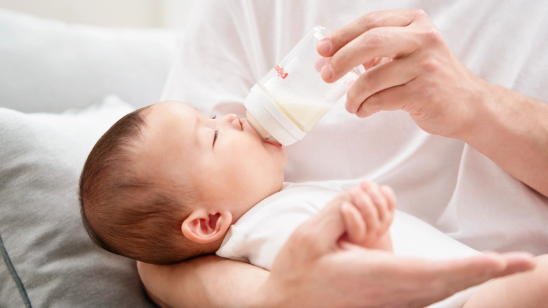 Trẻ sơ sinh bú sữa ngoài hoàn toàn có tốt không? Cần lưu ý gì? 1