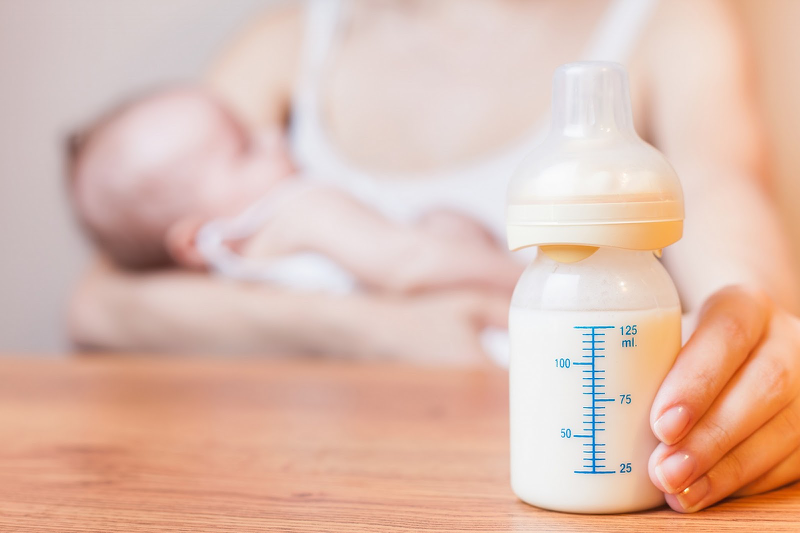 Trẻ sơ sinh bú sữa ngoài hoàn toàn có tốt không? Cần lưu ý gì? 3