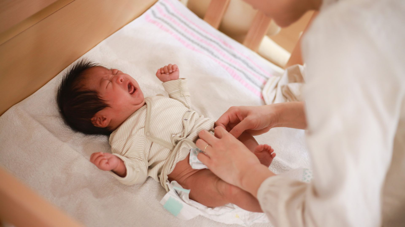 Tã ướt có thể là nguyên nhân khiến trẻ khó chịu, ngủ không ngon