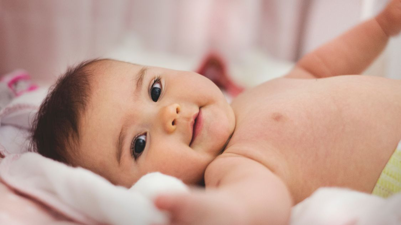 Trẻ sơ sinh vừa bú vừa đi ngoài có sao không? Có cần theo dõi không 3