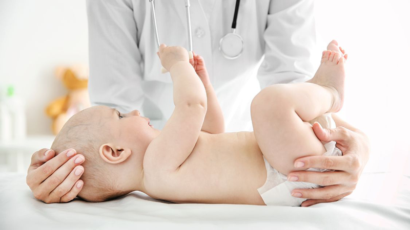 Trẻ sơ sinh vừa bú vừa đi ngoài có sao không? Có cần theo dõi không 4