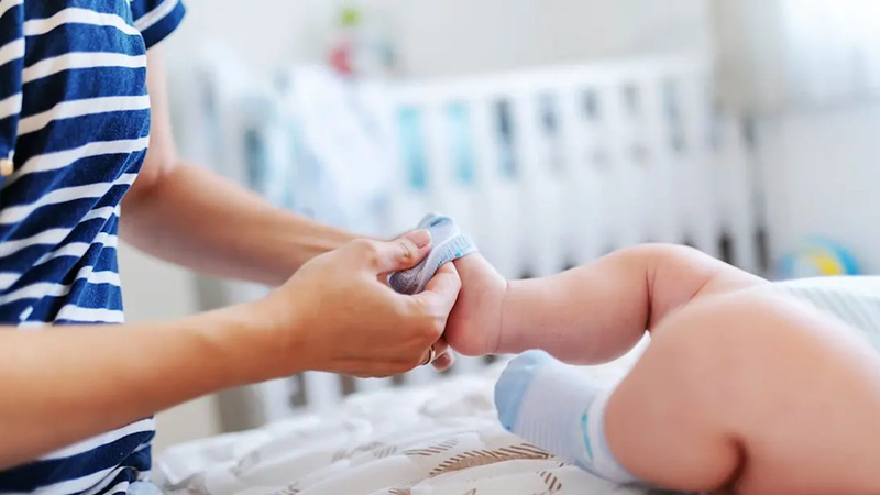 Trẻ sốt tay chân lạnh có nên đi tất​ không? Lời khuyên từ chuyên gia 2