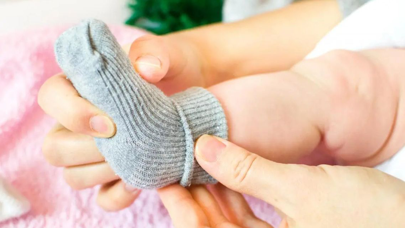 Trẻ sốt tay chân lạnh có nên đi tất​ không? Lời khuyên từ chuyên gia 3