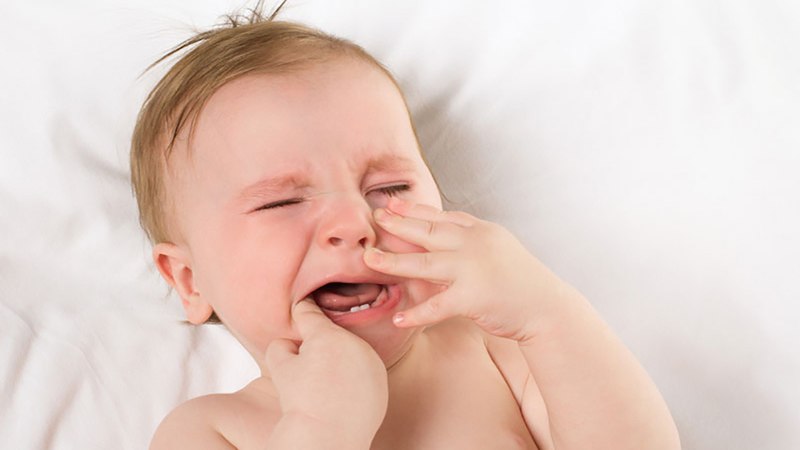 Trẻ sốt mọc răng chân tay lạnh nguy hiểm không? Nguyên nhân và cách xử trí như thế nào? 2