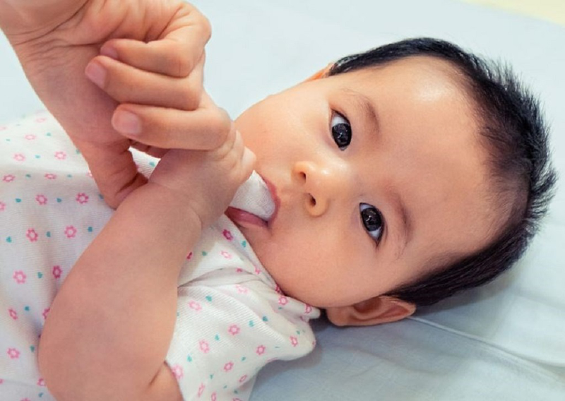 Trẻ sốt mọc răng chân tay lạnh nguy hiểm không? Nguyên nhân và cách xử trí như thế nào? 4