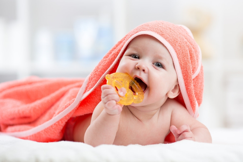 Trẻ sốt mọc răng có nên tắm không? Chăm sóc trẻ sốt mọc răng như thế nào? 1