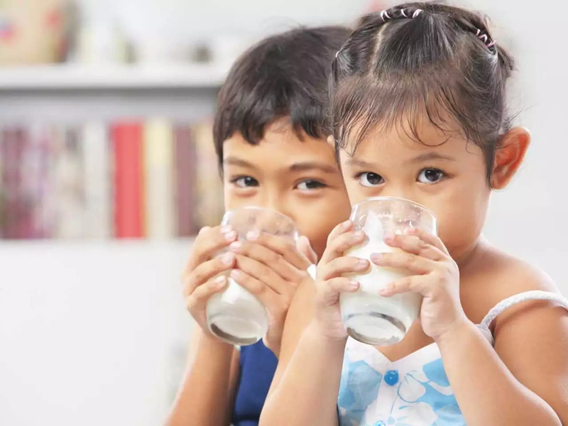 Trẻ bên trên 1 tuổi hạc nên húp sữa tươi tỉnh hoặc sữa bột 4