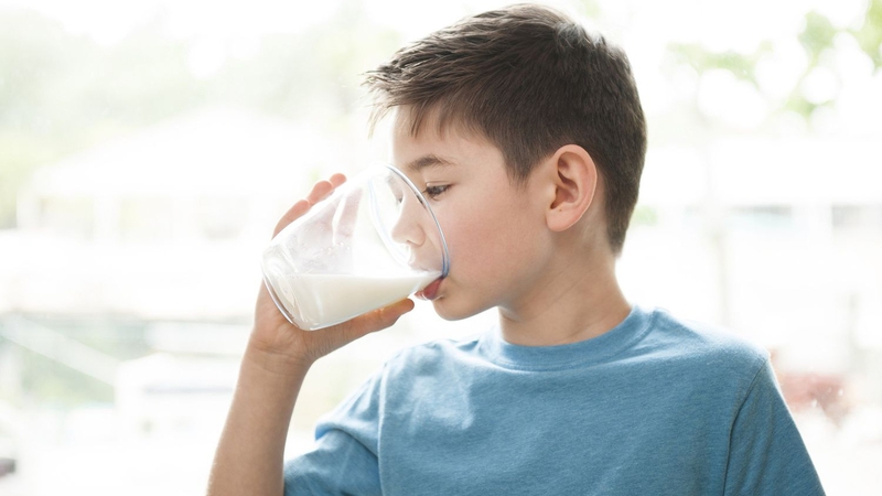 Góc giải đáp: Trẻ uống nhiều sữa có bị dậy thì sớm không? 3