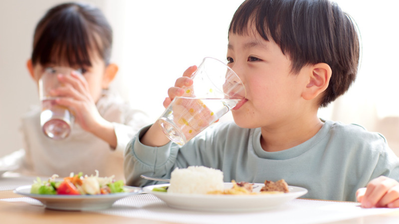 Bố mẹ cần cho bé ăn uống đầy đủ để giúp bé khỏe mạnh sau khi khỏi bệnh