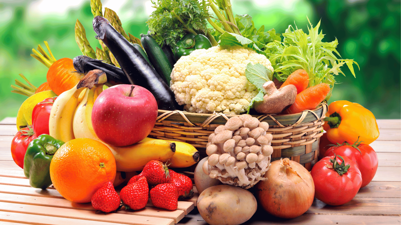 Bổ sung nhiều rau xanh và trái cây giúp bảo vệ niêm mạc dạ dày