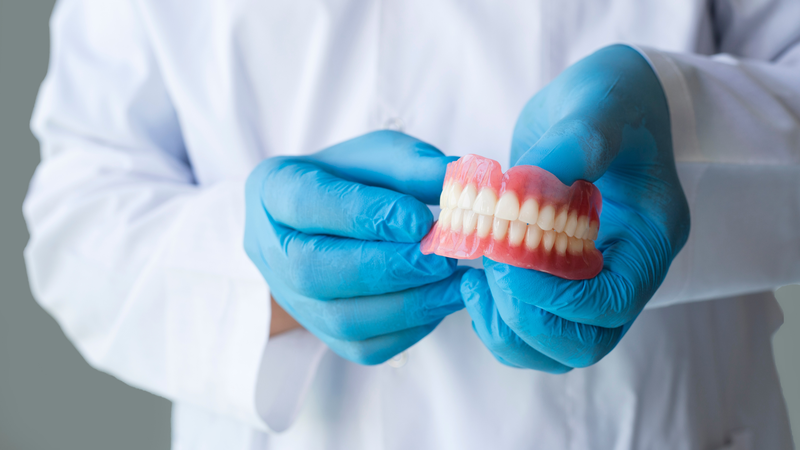 Trồng răng tháo lắp có ưu và nhược điểm gì?​2