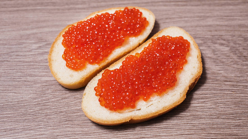 Trứng cá tầm caviar thường được dùng để ăn kèm bánh mì nướng