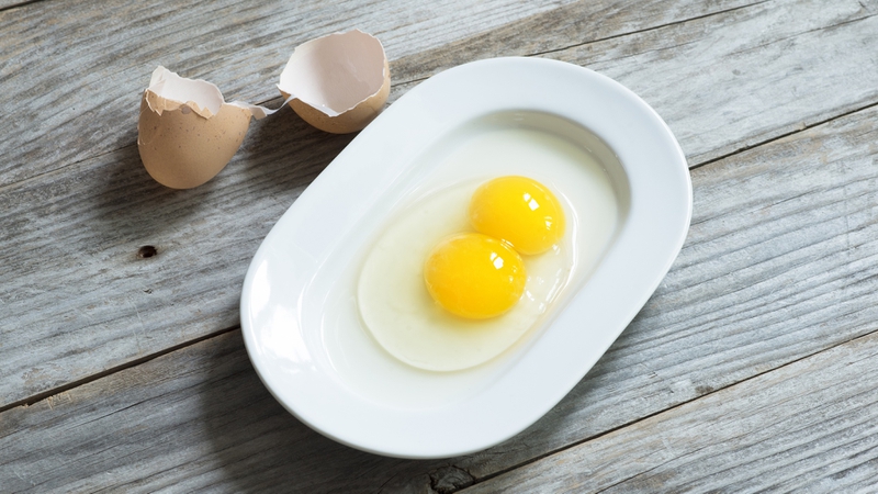 Trứng gà 2 lòng đỏ liệu có tốt? Nên ăn nhiều không? 3