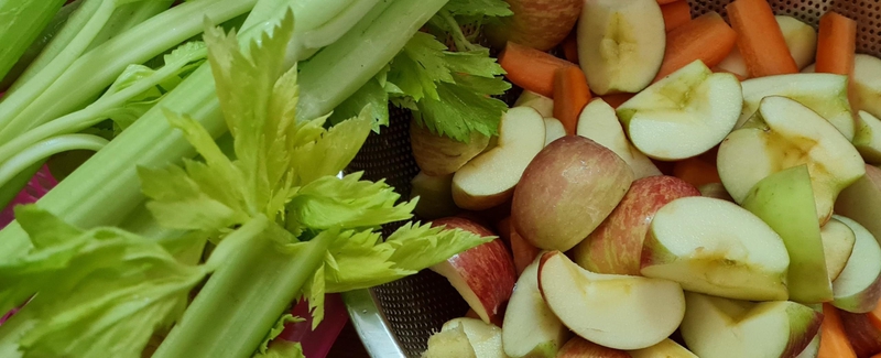 Bạn có thể kết hợp nước ép cần tây với bất kỳ loại hoa quả nào bạn thích để tăng thêm hương vị