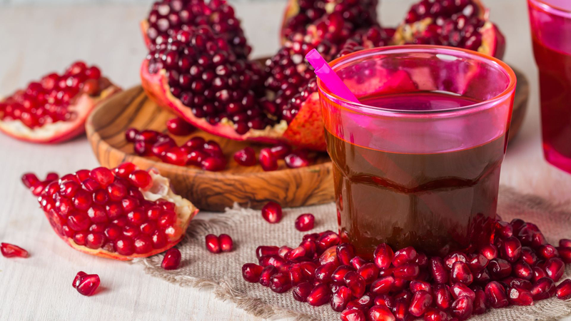 Nước ép lựu giàu vitamin C và polyphenol hỗ trợ làn da khỏe mạnh
