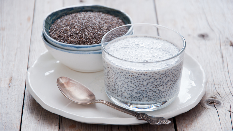 Cơ chế uống sữa tươi không đường với hạt chia giảm cân
