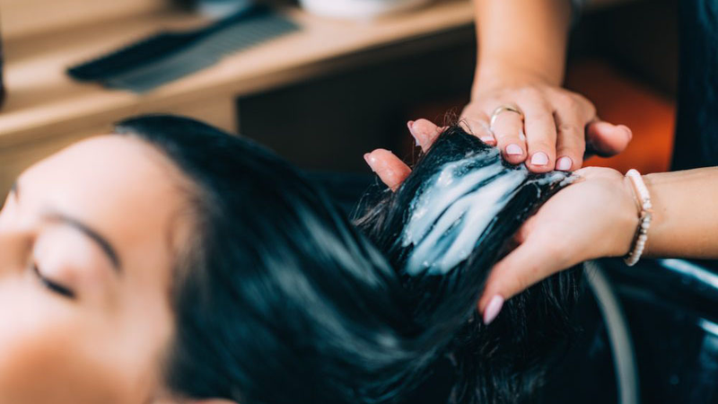 Vì sao gội đầu ở tiệm lại thơm​ hơn ở nhà? Mẹo gội và ủ tóc thơm lâu chuẩn salon 2