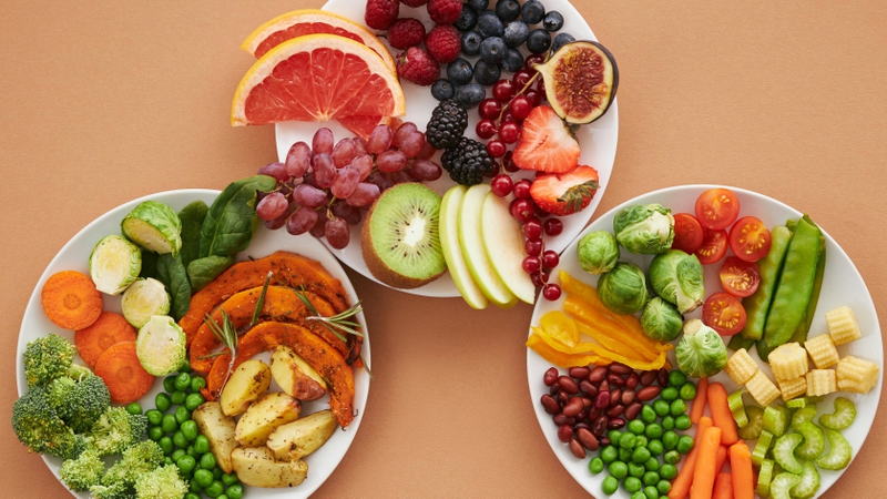 Người bệnh tăng cường rau xanh và trái cây để bổ sung chất xơ và vitamin