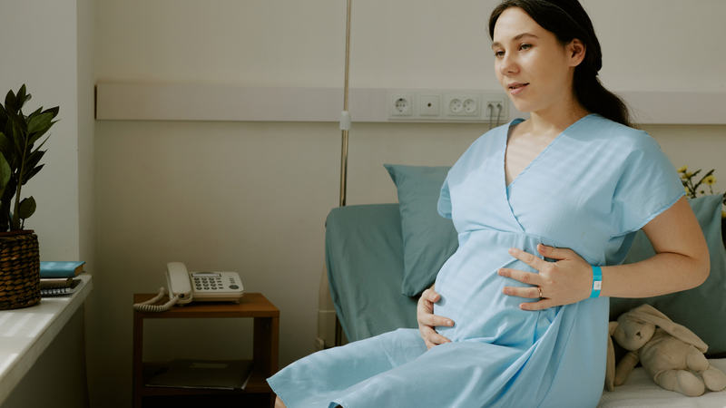 Khi cơn đau bụng dưới xuất hiện đều đặn, kéo dài 30 - 60 giây và cách nhau 5 - 10 phút, mẹ nên đến viện