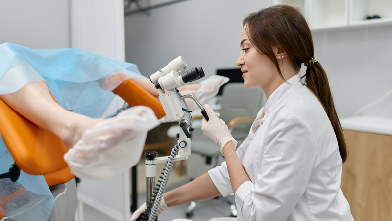 Vùng kín bị sưng một bên mép phải làm sao? 2