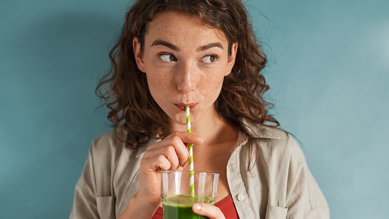 woman_drinking_green_juice_1289221014.jpeg