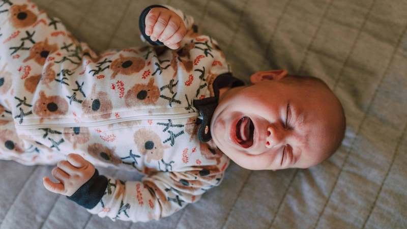 Trẻ cần xét nghiệm khi phân có máu hoặc lẫn nhầy, trẻ đau bụng, quấy khóc khi sờ bụng