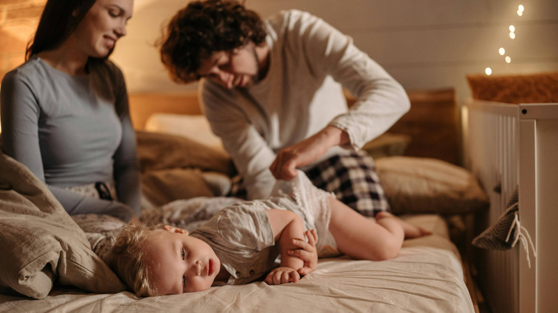 Với trẻ mặc tã, nên lót tã bằng bọc nhựa để tránh phân lẫn với nước tiểu