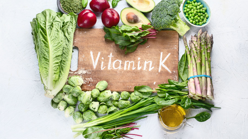 Vitamin K là yếu tố không thể thiếu trong quá trình đông máu, giúp giảm nguy cơ chảy máu kéo dài ở bệnh nhân giảm tiểu cầu