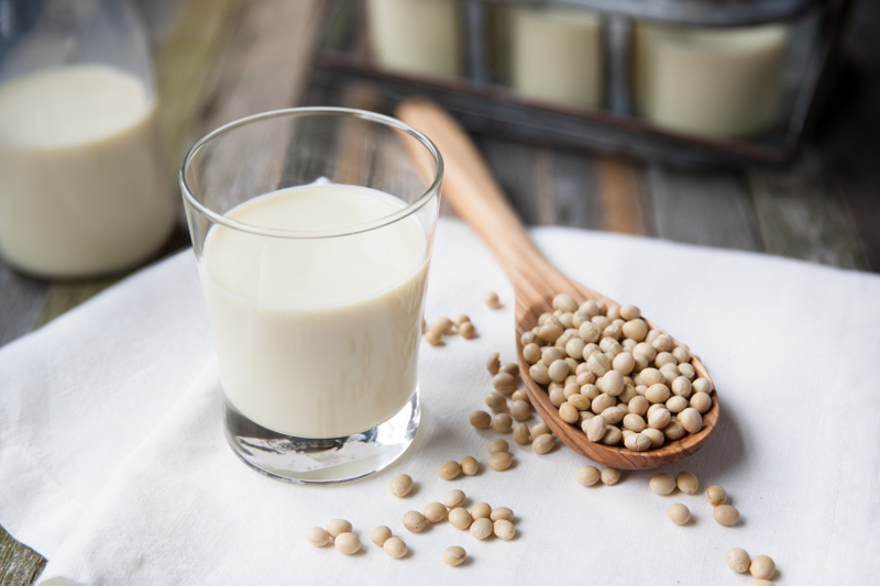 Tìm hiểu người già uống sữa đậu nành có tốt không? 1