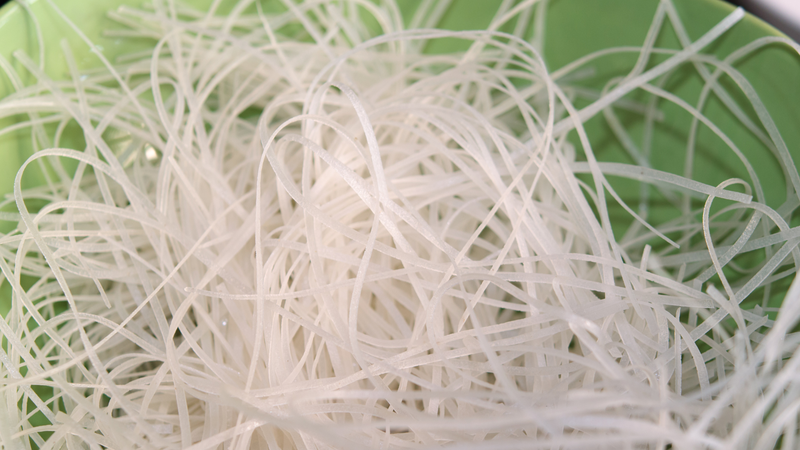 Lượng calo trong một tô hủ tiếu có thể thay đổi nhờ vào yếu tố nguyên liệu