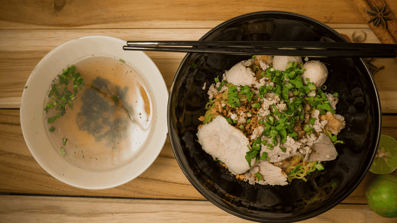 Bổ sung chất xơ, hạn chế nước sốt dầu mỡ là cách giảm lượng calo đáng kể khi ăn hủ tiếu khô