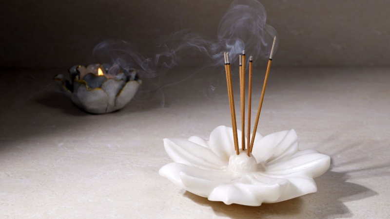 Lượng khói tỏa ra khi đốt mỏng nhẹ, thường có sắc trắng đục