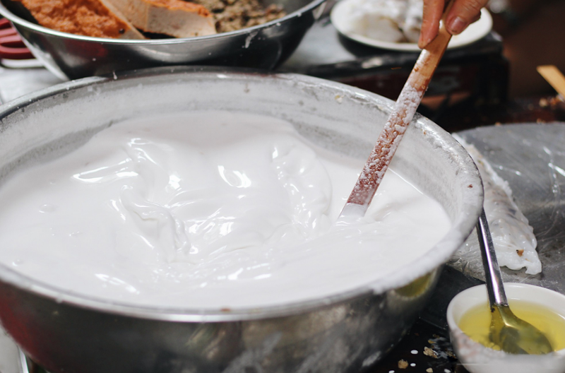 Hướng dẫn 2 cách pha bột bánh cuốn ngon đúng chuẩn 2