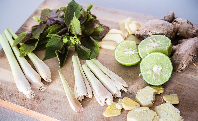 Dùng lá tía tô kết hợp ít chanh để xông hơi giúp thải độc da an toàn