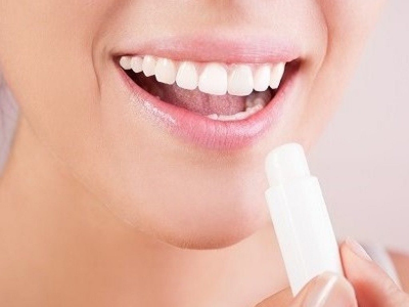 Hướng dẫn bạn gái cách sử dụng son dưỡng môi hiệu quả 2