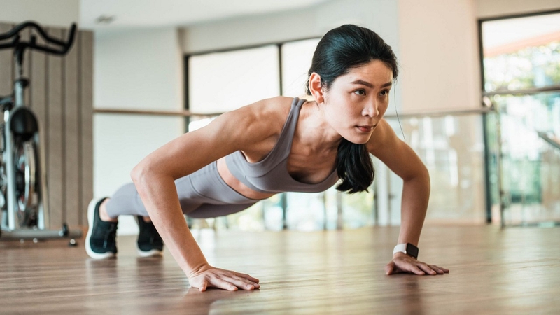 Hướng dẫn các bài tập hít đất đúng cách cho nữ 1