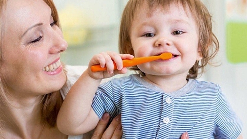 huong-dan-cac-buoc-danh-rang-cua-tre-mam-non 3.jpg