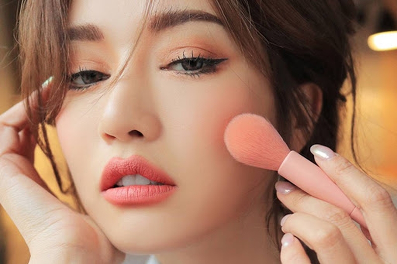 Hướng dẫn các bước trang điểm cho da dầu cực hiệu quả 4