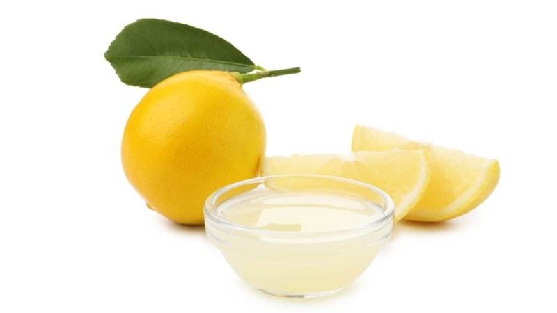 Xịt nhẹ nước chanh lên vỏ chuối giúp giảm thâm sạm