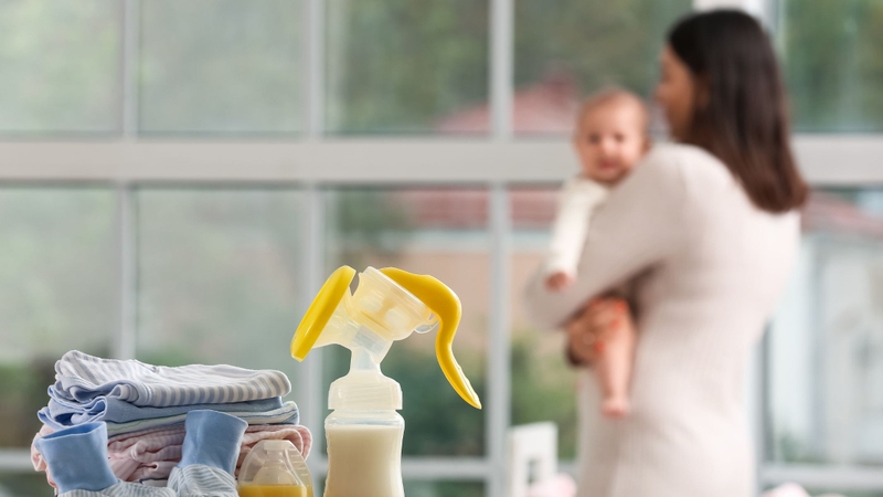 Khi đến nơi lưu trú, cách bảo quản sữa mẹ hiệu quả nhất là cho sữa vào tủ lạnh hoặc tủ đông càng sớm càng tốt