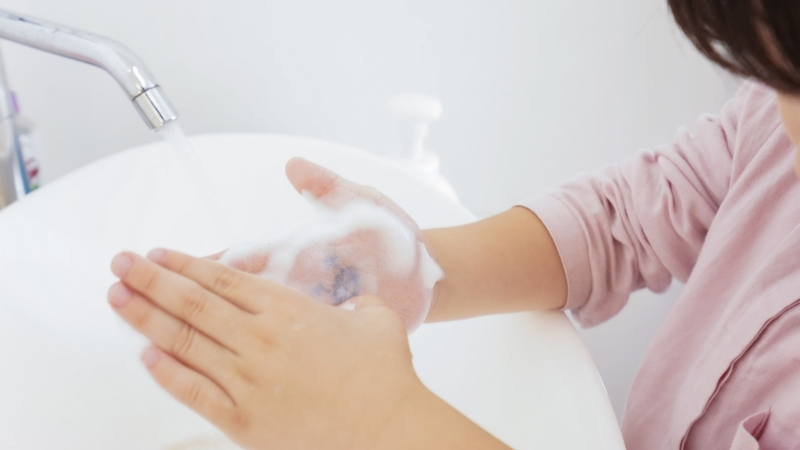 Cha mẹ cần hướng dẫn trẻ rửa tay bằng xà phòng trước khi ăn và sau khi ra ngoài chơi hoặc đi vệ sinh