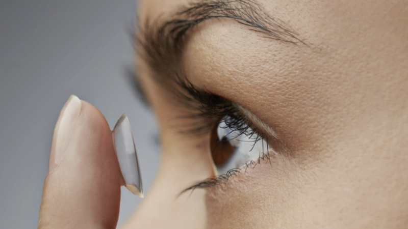 Hướng dẫn cách đeo lens 3