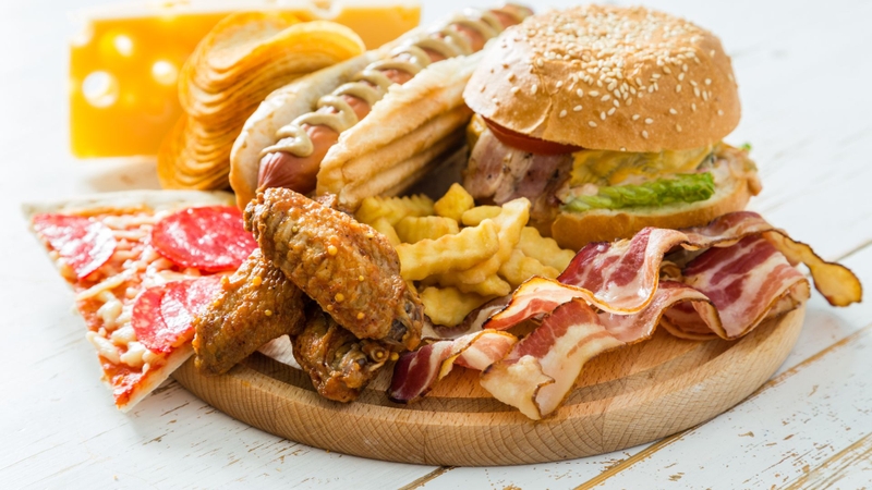 Chế độ ăn uống là một trong những yếu tố ảnh hưởng đến chỉ số cholesterol trong máu