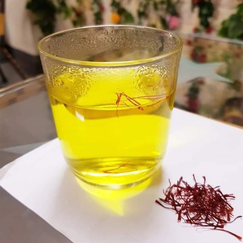 Nhụy hoa nghệ tây cùng nước ấm