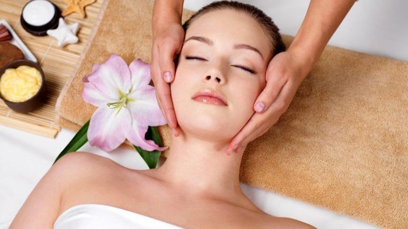 Massage cùng tinh chất nhụy hoa nghệ tây