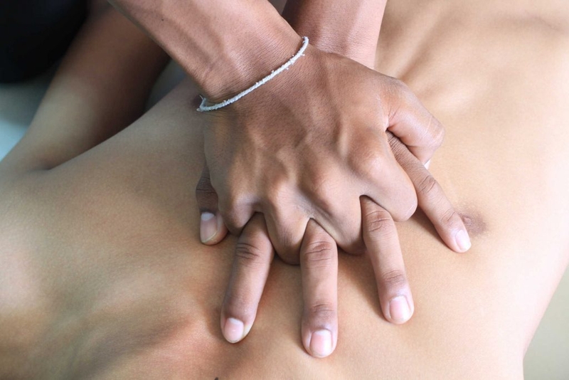 Hướng dẫn cách ép tim cứu người ngưng thở