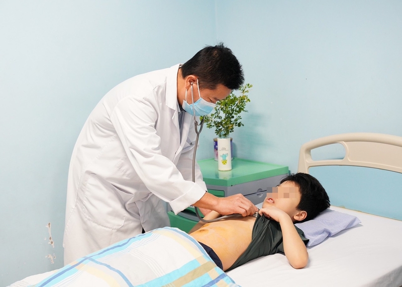 Khi bị đau bụng quanh rốn quặn thắt, kéo dài hãy chủ động thăm khám bác sĩ