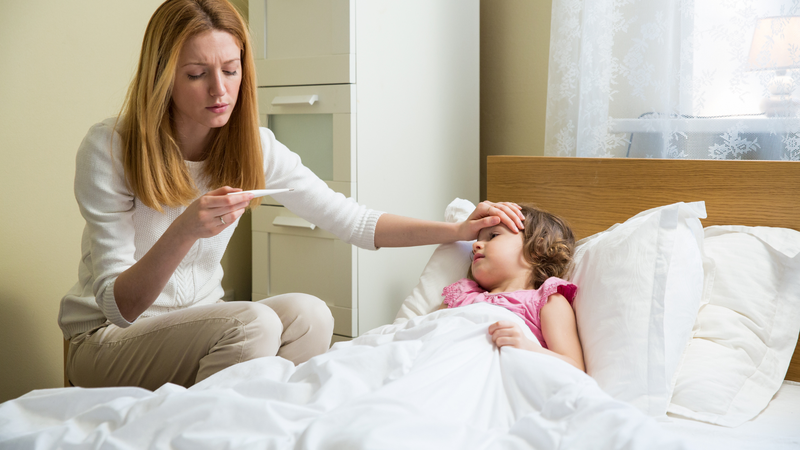 Cha mẹ vẫn cần theo dõi sát các biểu hiện bất thường để kịp thời đưa trẻ đi thăm khám