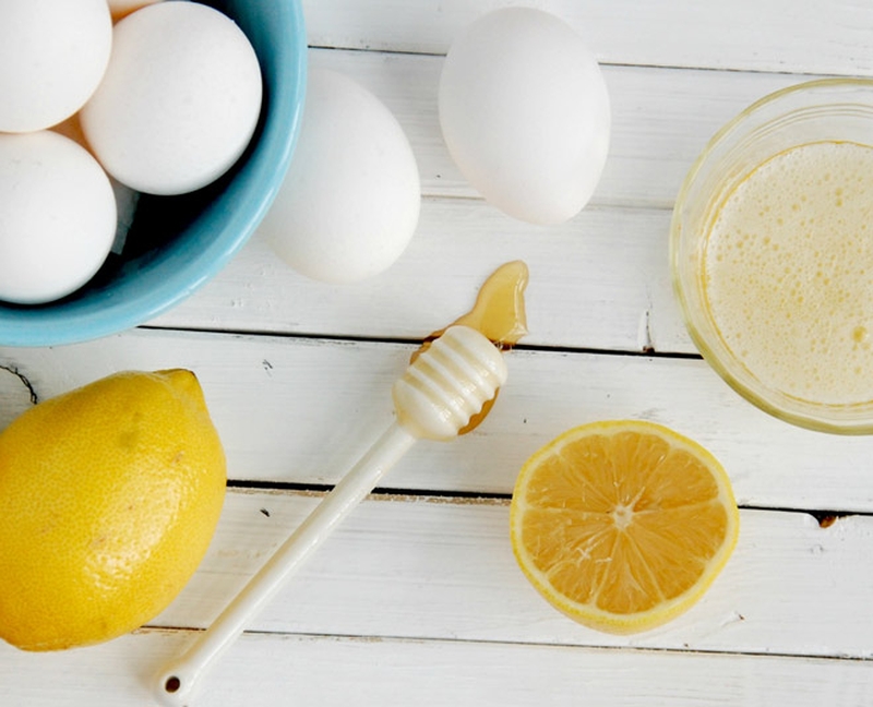 Làm trắng da với mật ong, trứng gà và chanh