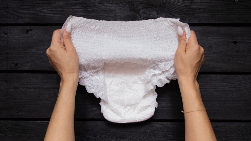 Cách mặc bỉm cho mẹ sau sinh phụ thuộc vào loại bỉm mẹ chọn